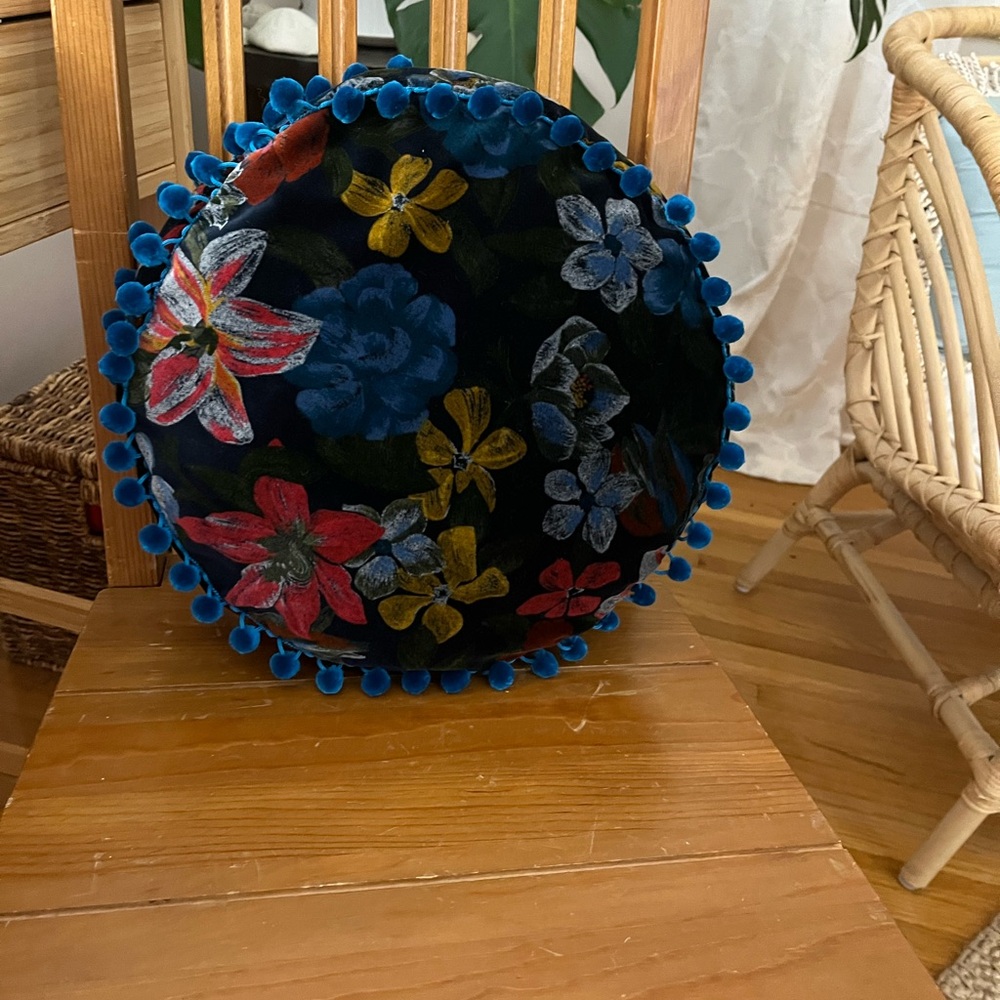 Round throw pillow - Picture 8 of 8